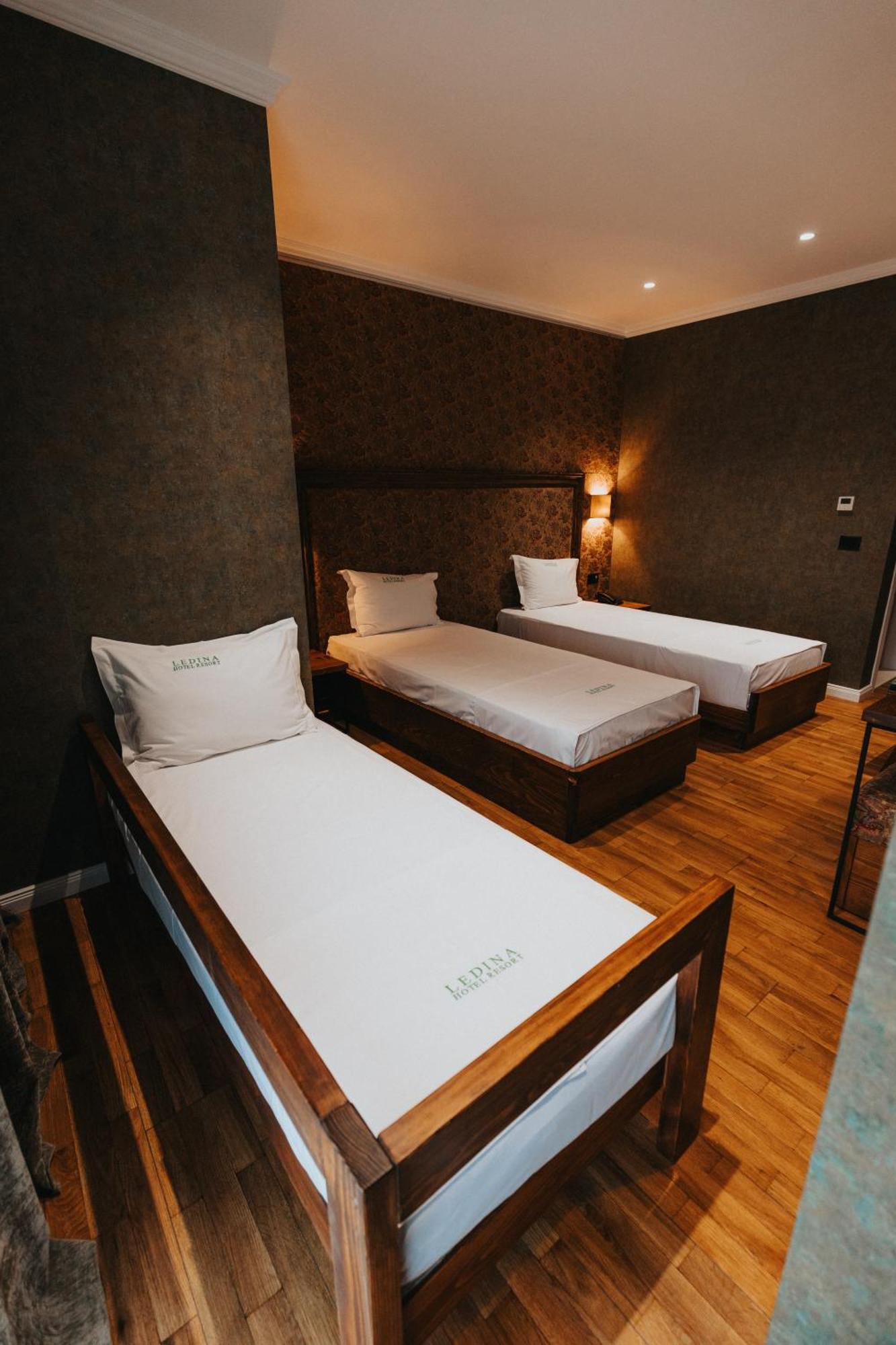 Ledina Hotel Orikum Eksteriør billede